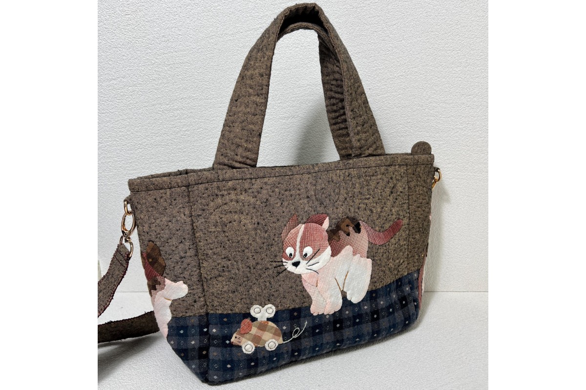 Large patchwork tote bag with embroidered kittens