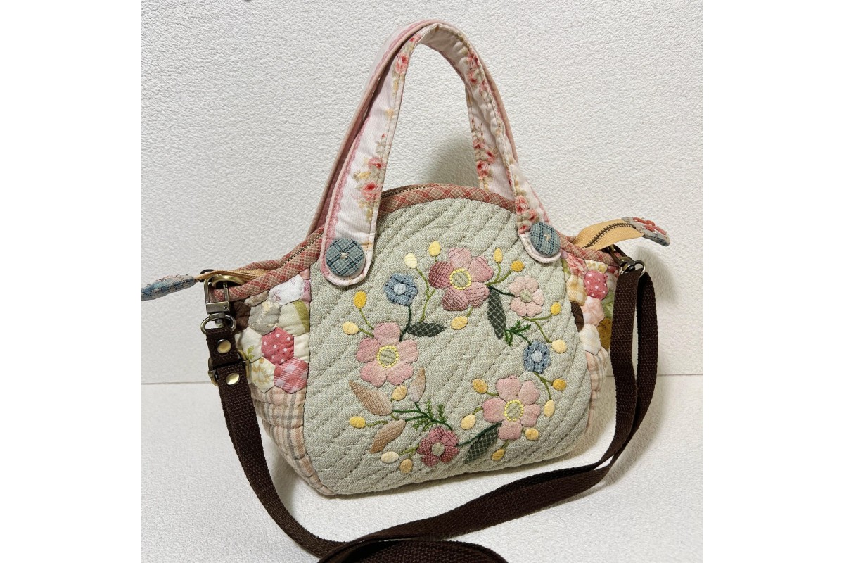 Hexagonal patchwork crossbody bag with appliqué