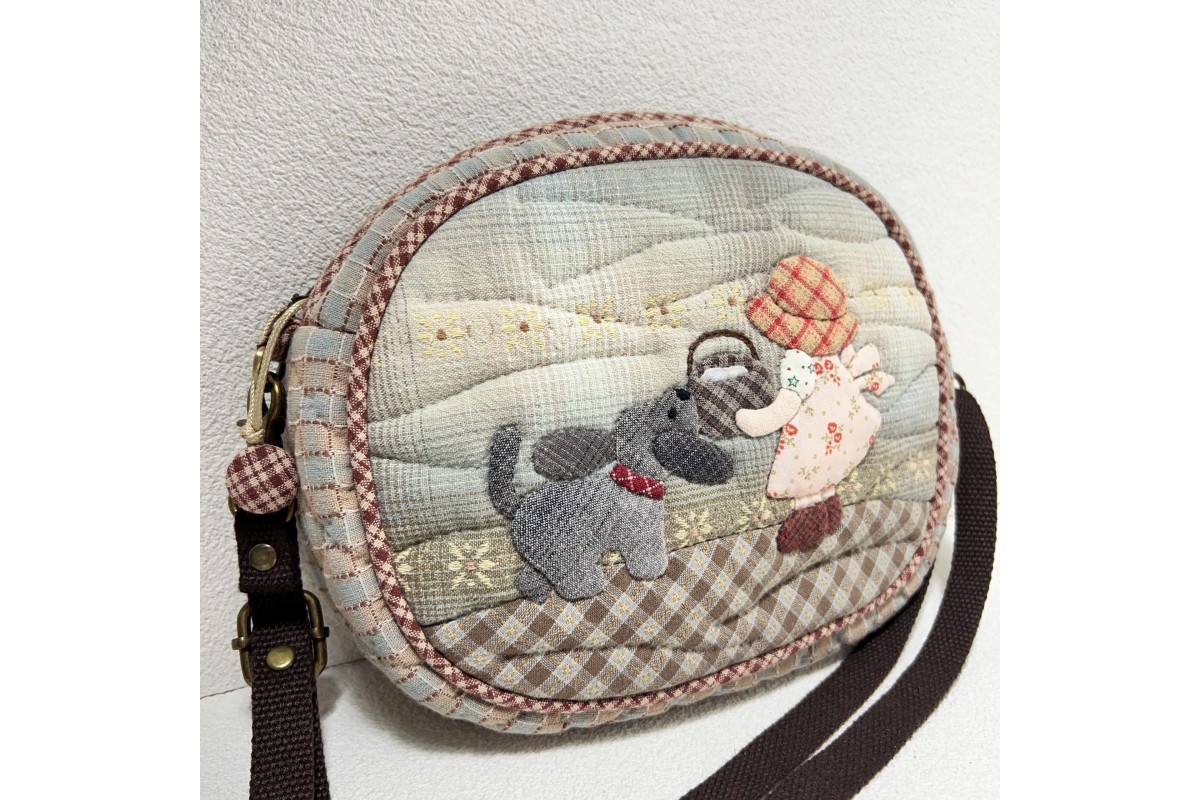 Adjustable shoulder bag with house applique