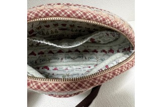 Adjustable shoulder bag with house applique